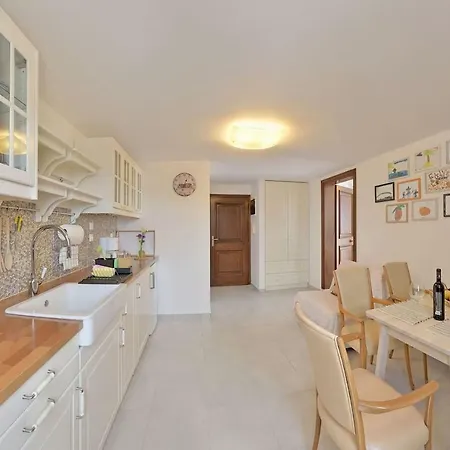 Center Penthouse - Medieval Town 10'- 2' Apartment