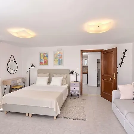 Center Penthouse - Medieval Town 10'- 2'